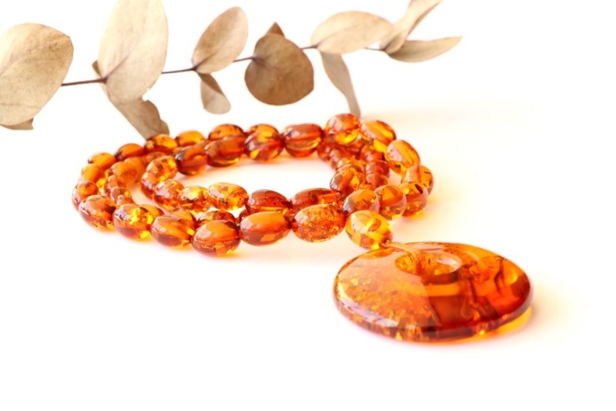 10455-Golden-amber-necklace-with-donut-pendant-N11.jpg