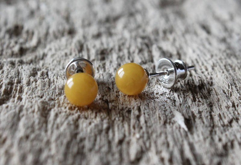 Small butterscotch stud amber earrings E10
