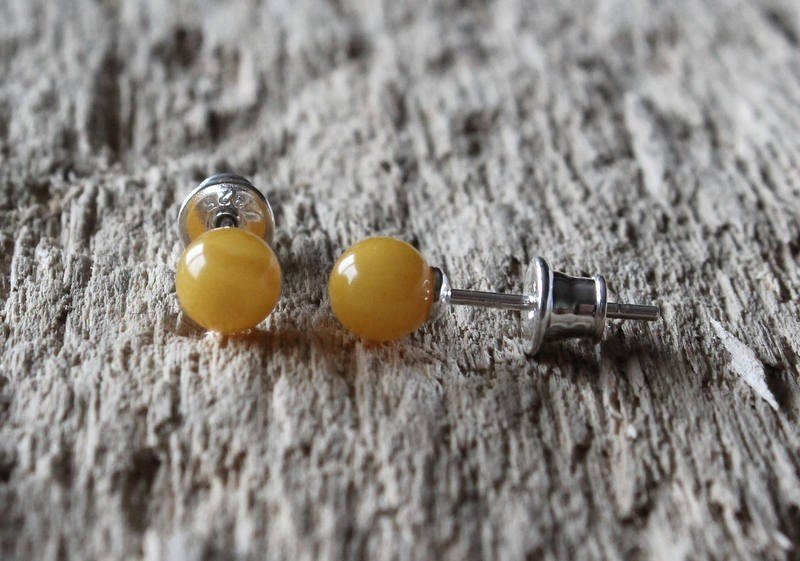 Small butterscotch stud amber earrings E10 - Image 3