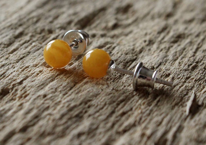 Small butterscotch stud amber earrings E10 - Image 6