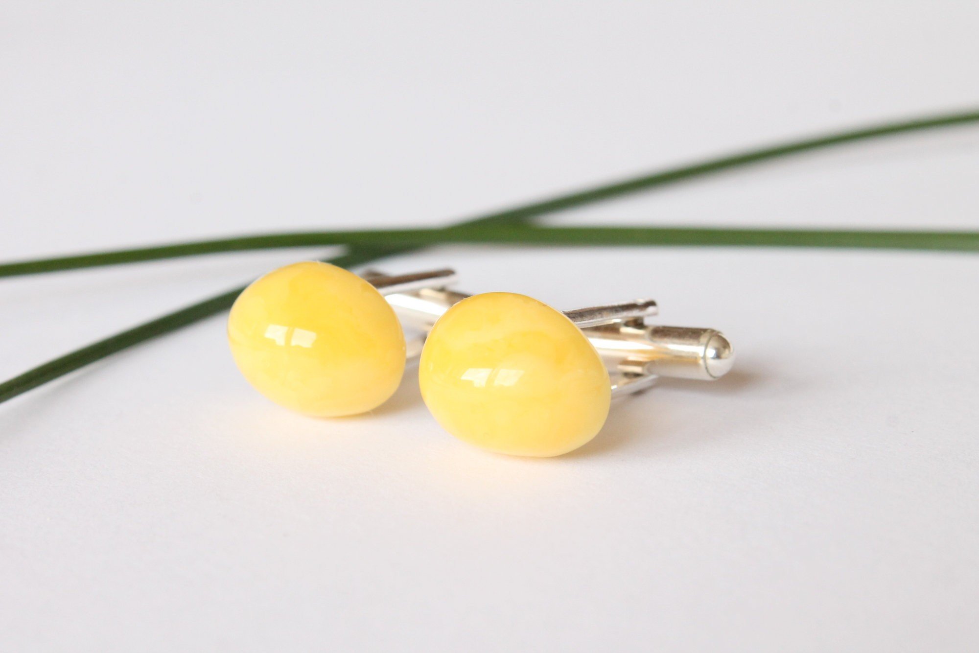 Ovale gelbe Bernstein-Manschettenknöpfe, natürlicher baltischer Bernstein, Sterlingsilber, einzigartige Bernstein-Manschettenknöpfe, Geschenkidee für Männer, Schmuck für Männer, olivfarbener Bernstein