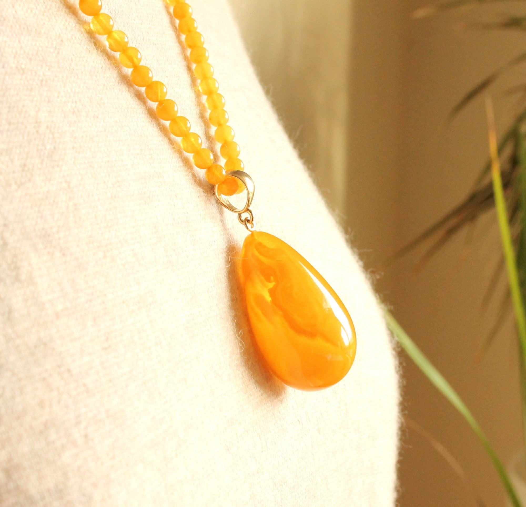 Eleganter Butterscotch-Anhänger mit Bernsteinkette N244