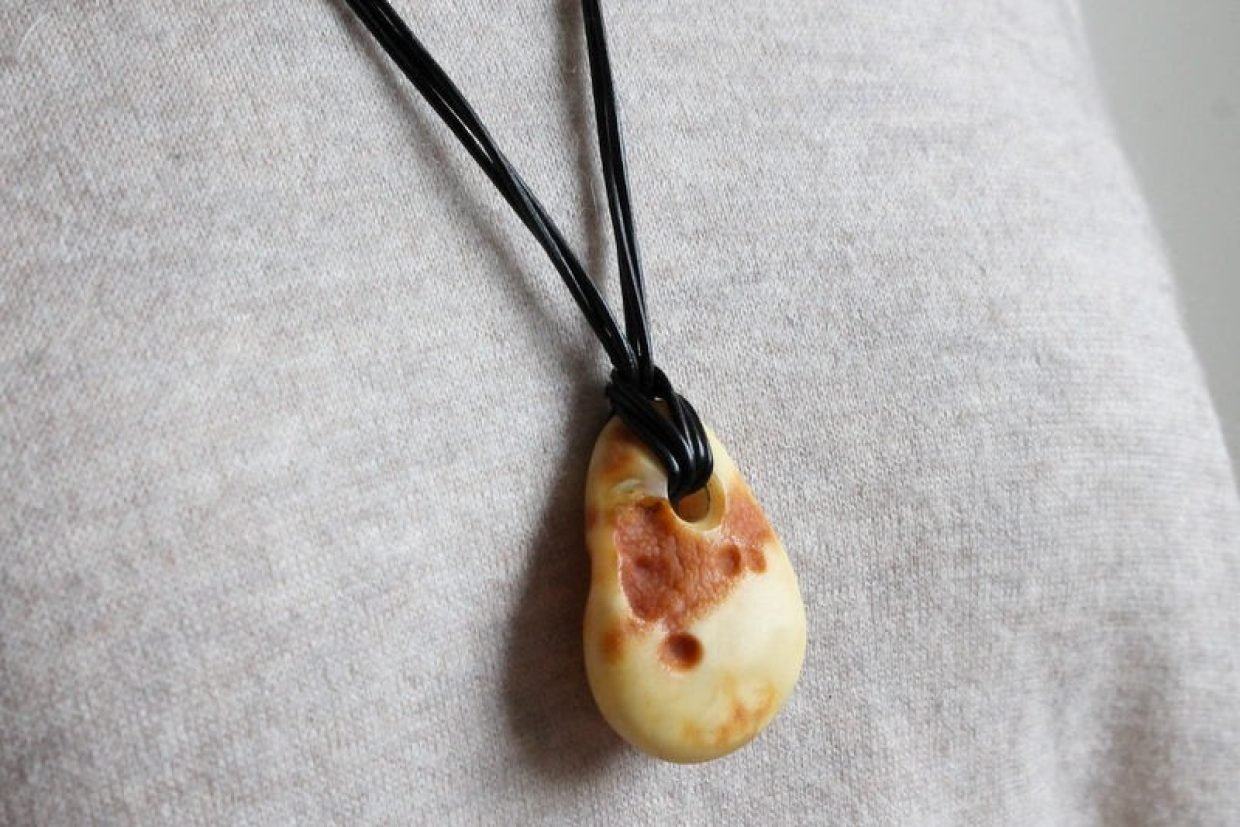5374-Bernstein-Anhänger-mit-Leder-P156.jpg