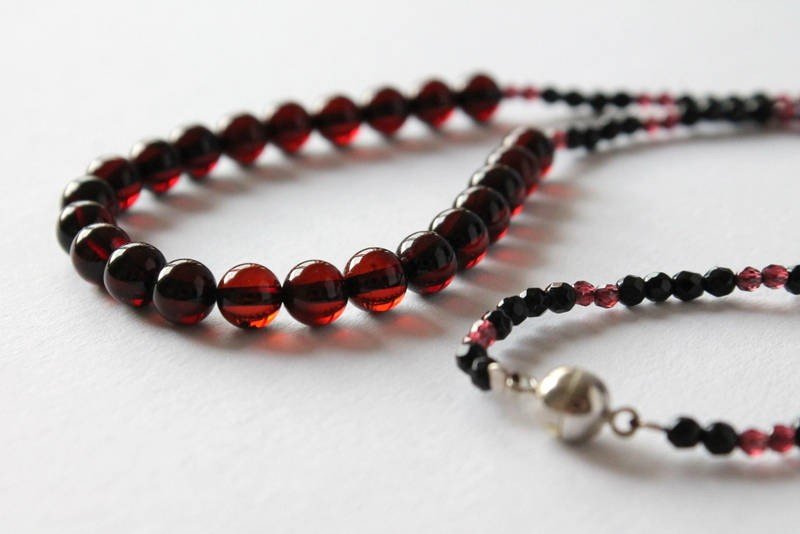 Bernsteinkette mit Edelsteinen, handgemachte Edelsteinkette, Granat-Onyx-Halskette, natürlicher baltischer Bernstein, elegante Halskette, Kirschbernstein, Bernstein