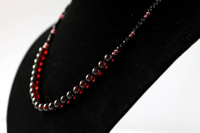 Bernsteinkette mit Edelsteinen, handgemachte Edelsteinkette, Granat-Onyx-Halskette, natürlicher baltischer Bernstein, elegante Halskette, Kirschbernstein, Bernstein – Bild 2
