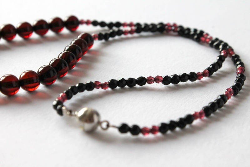 Bernsteinkette mit Edelsteinen, handgemachte Edelsteinkette, Granat-Onyx-Halskette, natürlicher baltischer Bernstein, elegante Halskette, Kirschbernstein, Bernstein – Bild 4