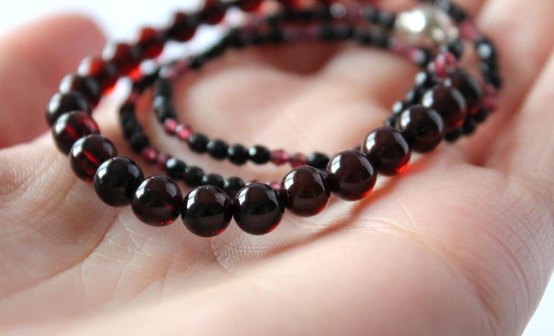 Bernsteinkette mit Edelsteinen, handgemachte Edelsteinkette, Granat-Onyx-Halskette, natürlicher baltischer Bernstein, elegante Halskette, Kirschbernstein, Bernstein – Bild 5