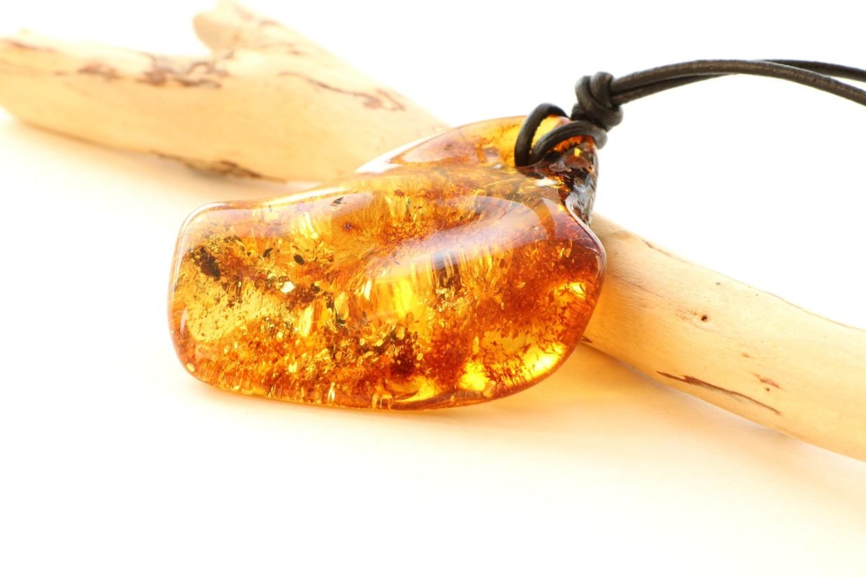 8405-Cognac-Bernstein-Anhänger-mit-Naturleder-P187.jpg