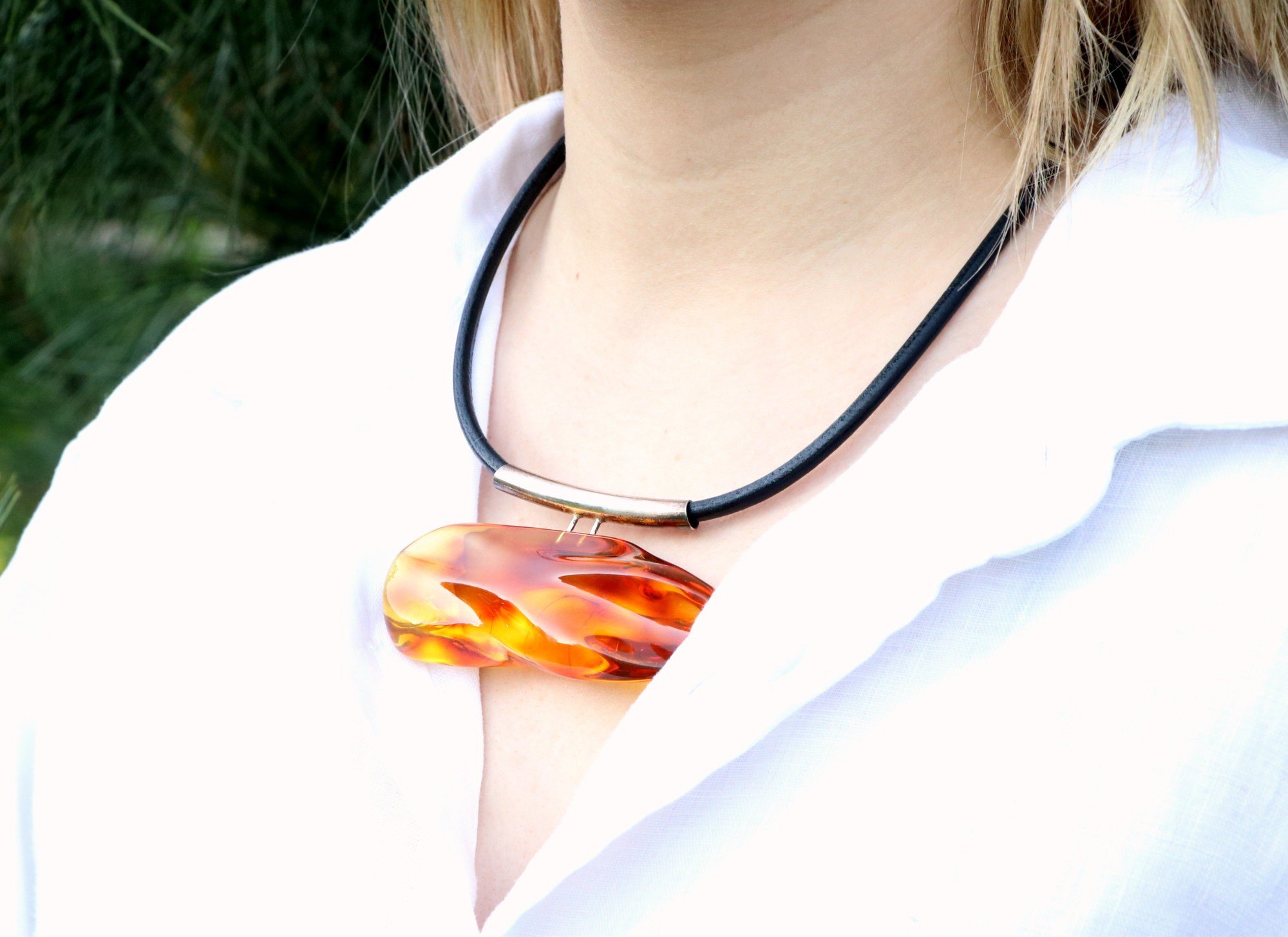 Gintarinis pakabukas ant juodos odos N167