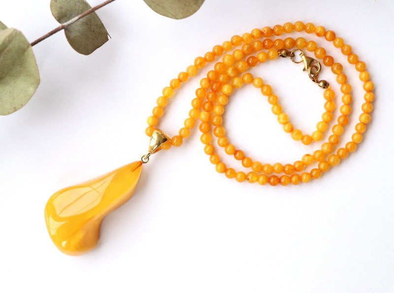 Antique color amber pendant with amber chain N300