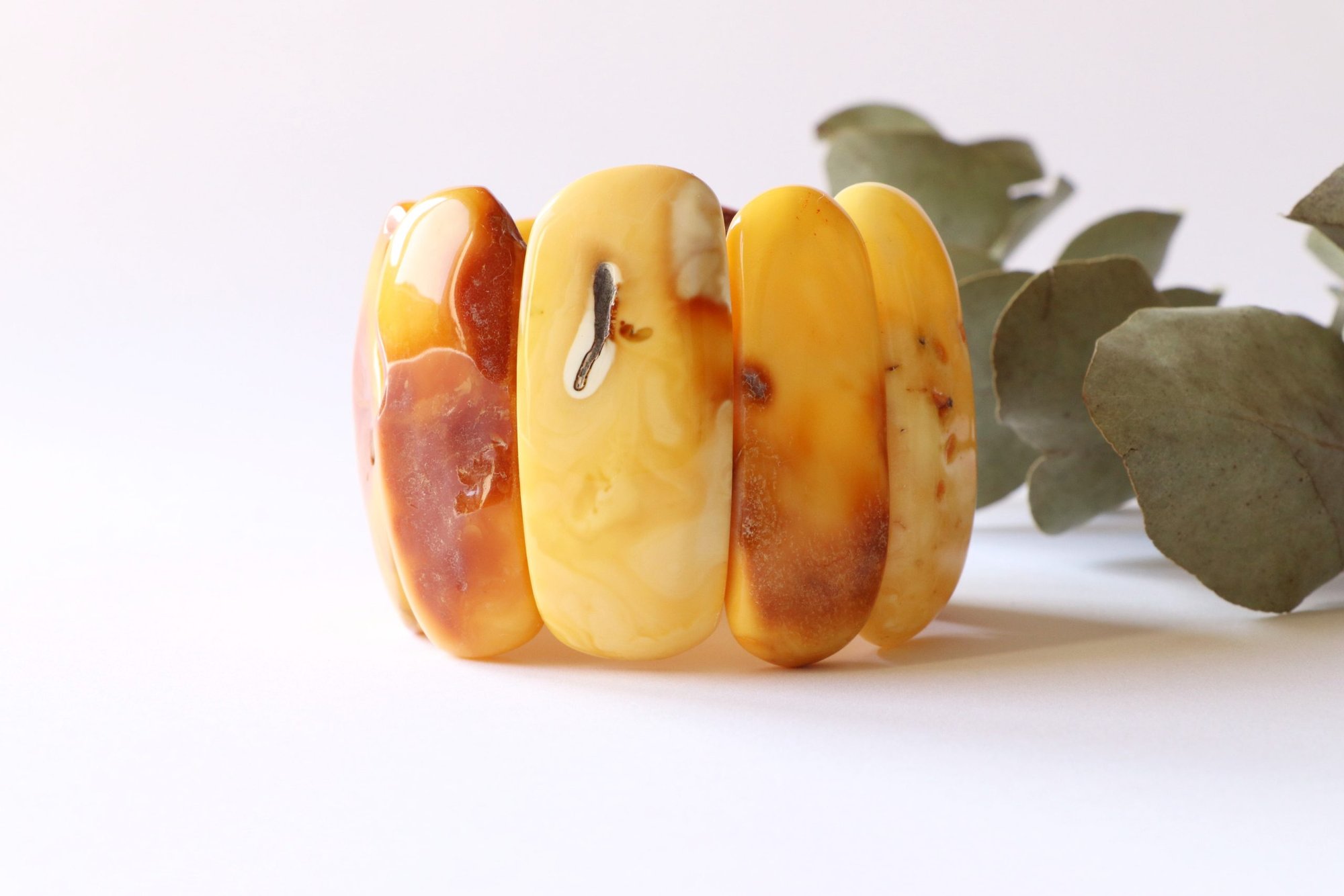 Massive royal amber bracelet B69