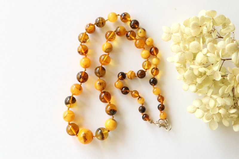 Elegant green color amber necklace N65