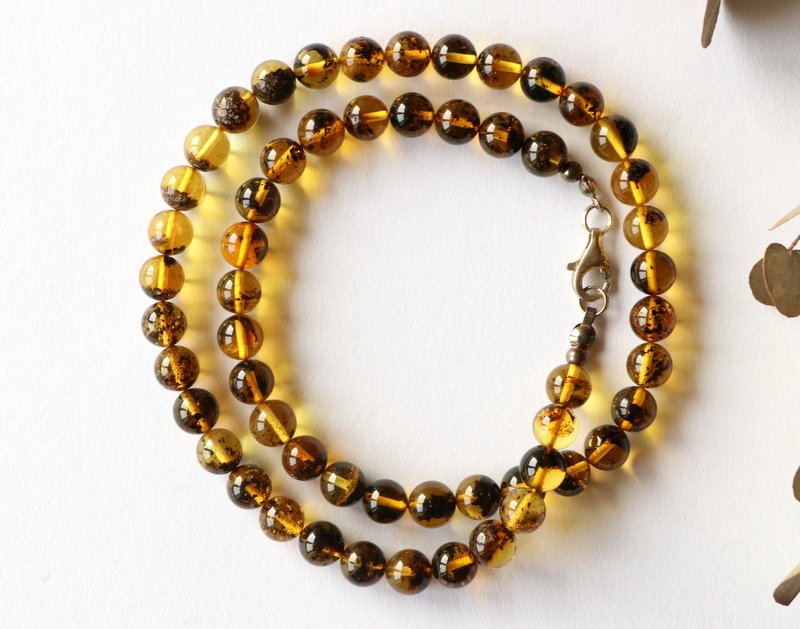 Elegant green color amber necklace N286