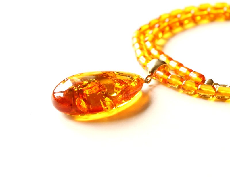 Elegante helle cognacfarbene Bernsteinkette mit Anhänger N4 – Bild 2