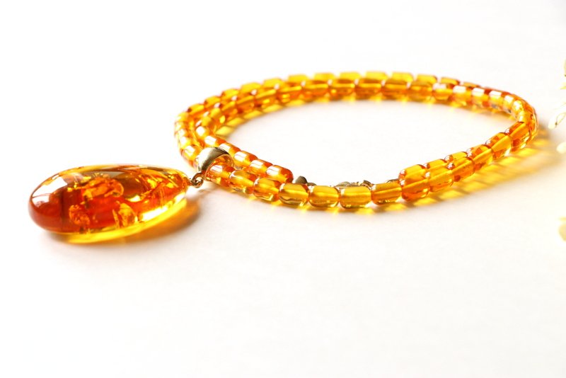 Elegante helle cognacfarbene Bernsteinkette mit Anhänger N4 – Bild 3