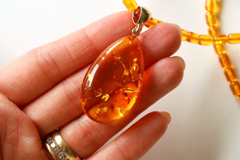 Elegante helle cognacfarbene Bernsteinkette mit Anhänger N4 – Bild 6