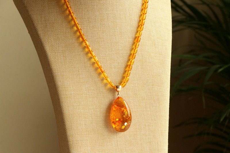 Elegante helle cognacfarbene Bernsteinkette mit Anhänger N4 – Bild 7